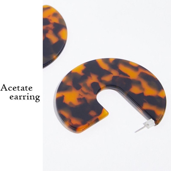 Leopard Chic Acrylic Tortoise Shell Hoop Earrings - Picture 7 of 7